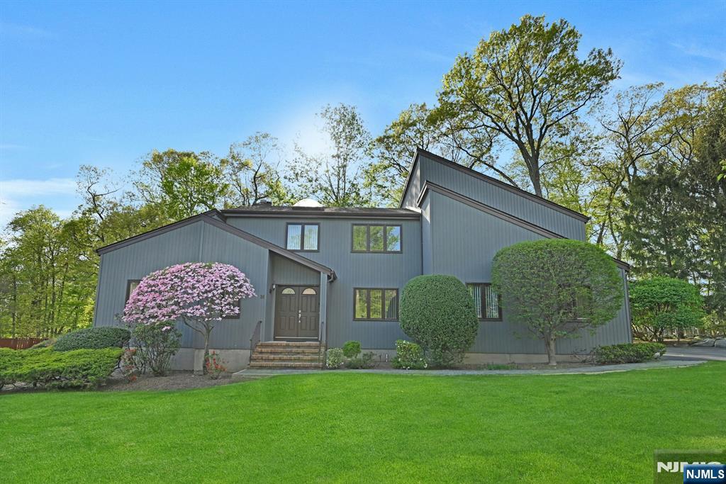 Property for Sale at 16 Bayard Lane, Mahwah, New Jersey - Bedrooms: 4 
Bathrooms: 3 
Rooms: 9  - $929,000