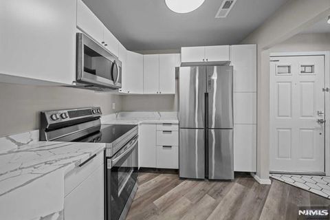 Photo of 1433 Teresa Dr, Fort Lee, NJ 07024 (MLS # 26022259)