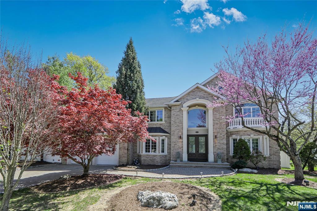 278 Starling Court, Paramus, New Jersey - 5 Bedrooms  
5 Bathrooms  
12 Rooms - 
