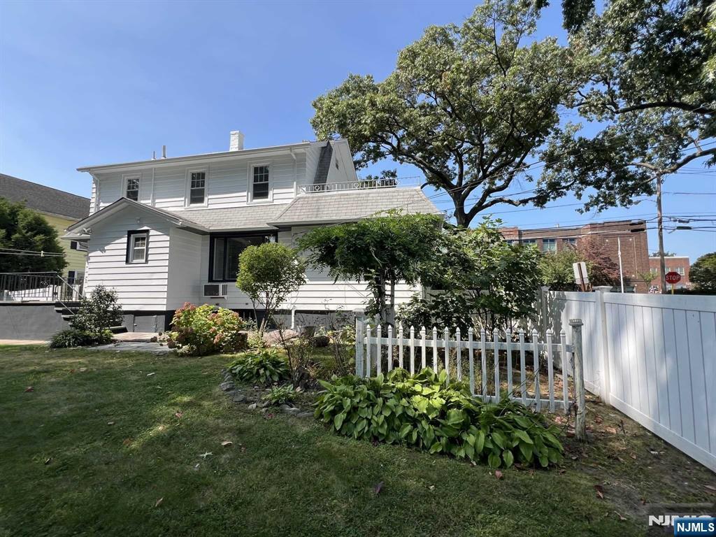 217 Hawthorne Avenue 2nd floor