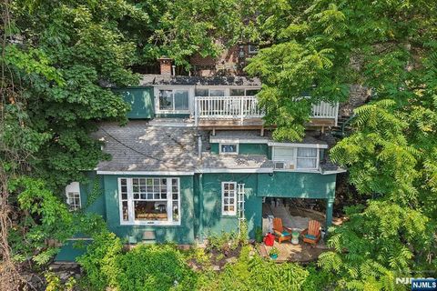 Photo of 6 Old Wood Road, Edgewater, NJ 07020 (MLS # 26028036)