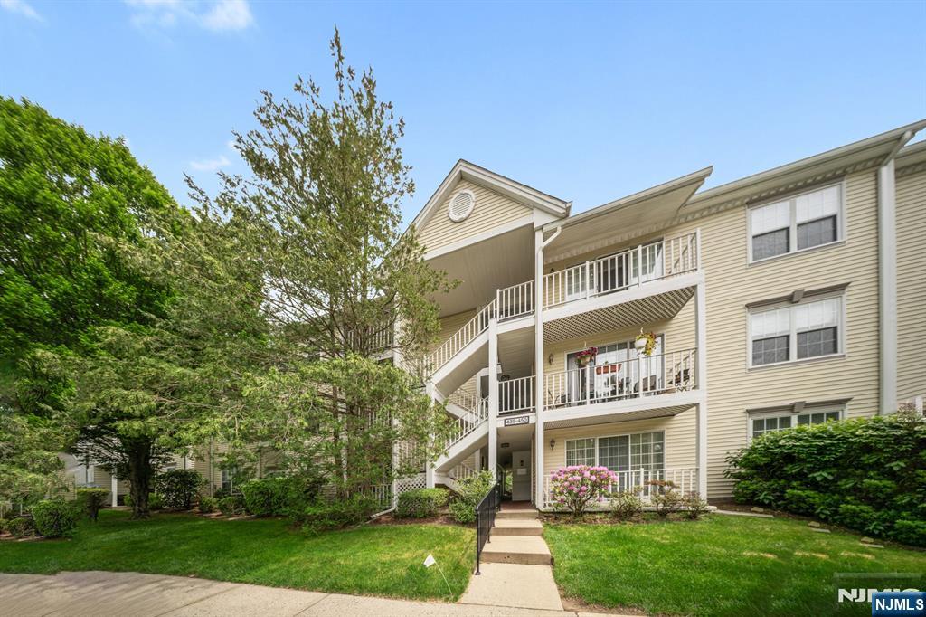 Rental Property at 446 Poets Way, Mahwah, New Jersey - Bedrooms: 2 
Bathrooms: 2 
Rooms: 5  - $2,950 MO.