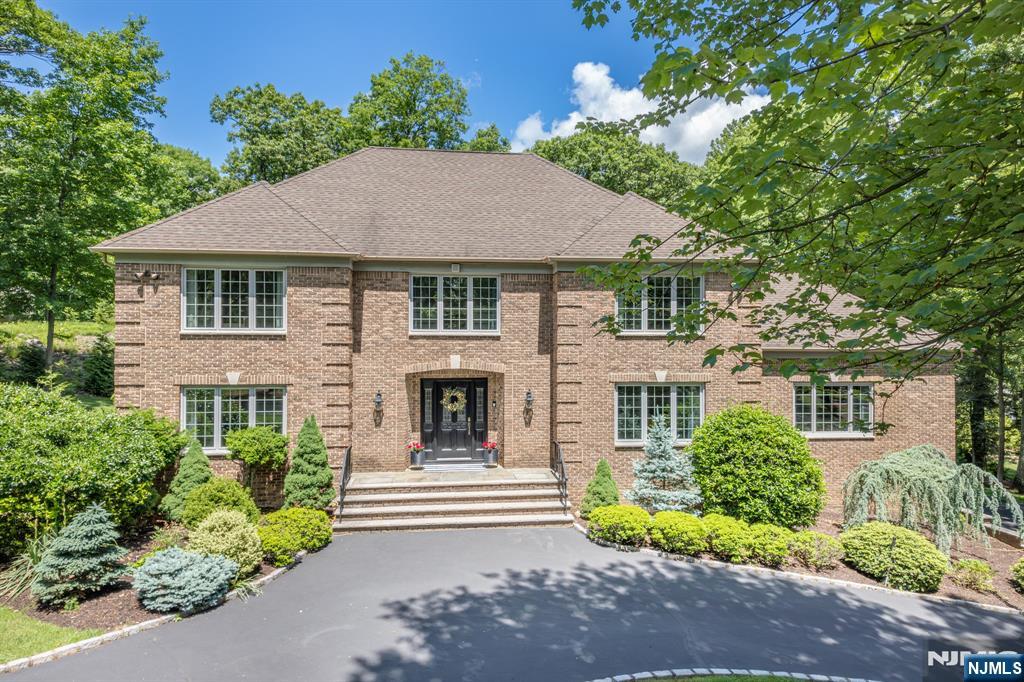 731 Smoke Hollow Trail, Franklin Lakes, New Jersey - 5 Bedrooms  
3 Bathrooms  
15 Rooms - 