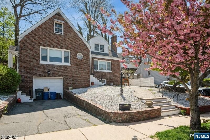 118120 Nolton, Belleville, New Jersey - 4 Bedrooms  
3 Bathrooms  
8 Rooms - 