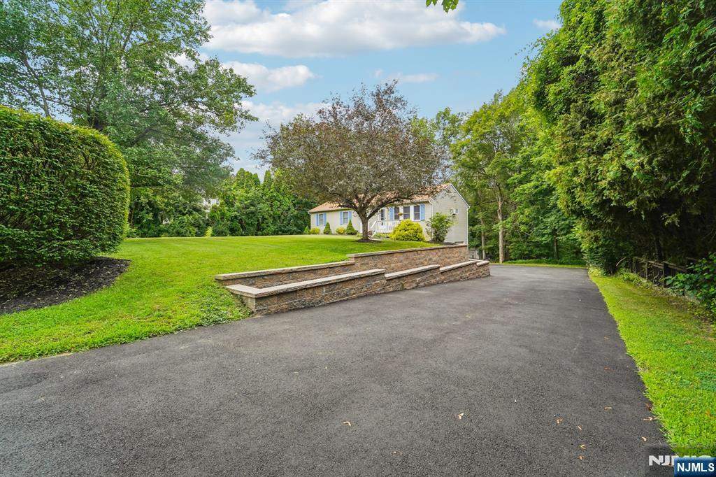 4 Crest Hill Drive