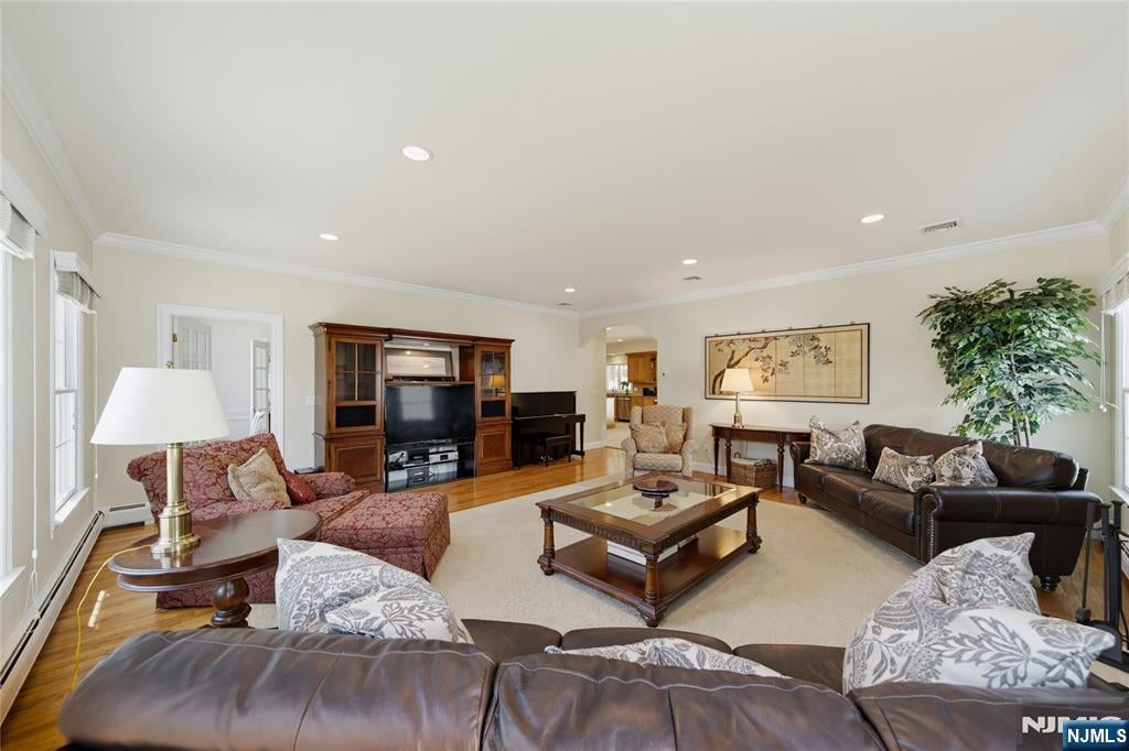 Homes for Sale in Northern NJ | ThisIsRiverEdge.com 52 Robinhood Avenue