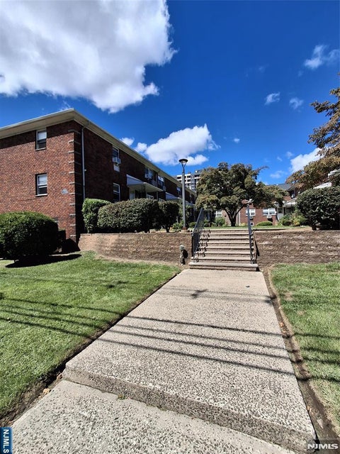 Photo of 1275 Inwood TER, Fort Lee, NJ 07024 (MLS # 26036860)