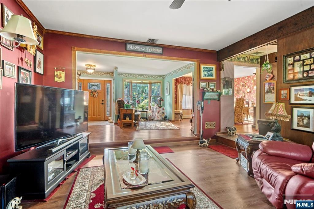 922 Warwick Turnpike