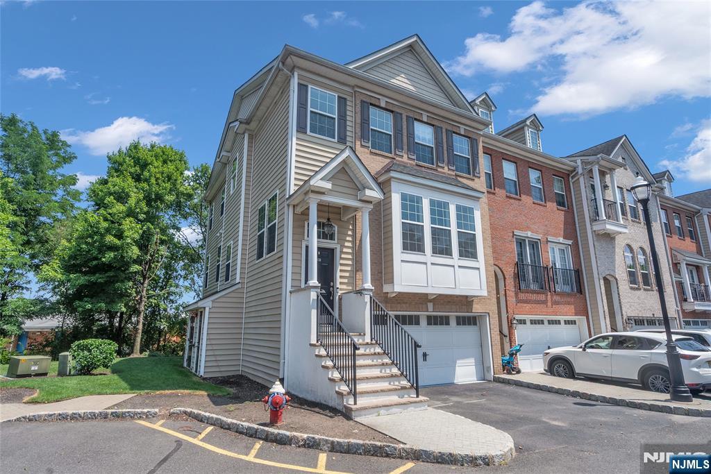8 Creekside Court