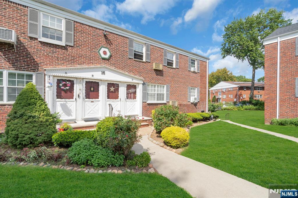 16 Roselle Avenue B