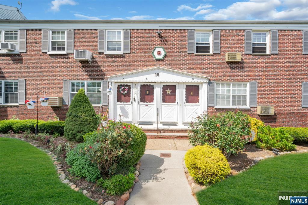 16 Roselle Avenue B
