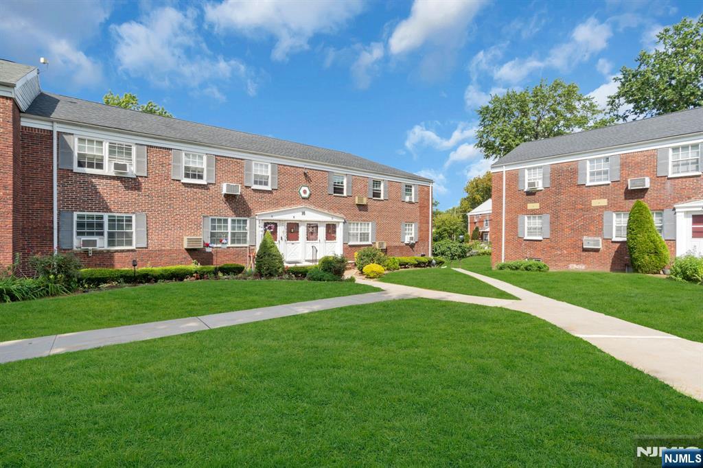 16 Roselle Avenue B