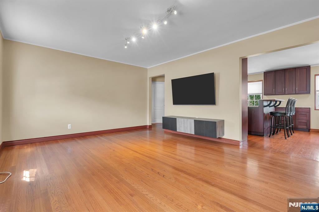 16 Roselle Avenue B