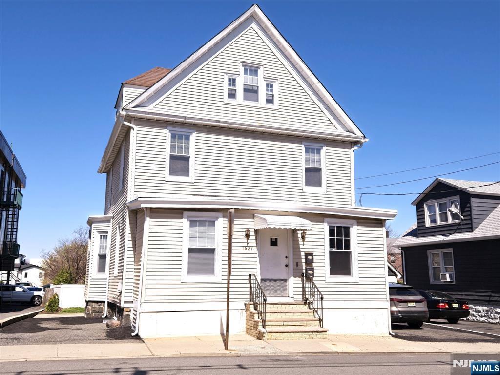 1627 Anderson Ave 1st, Fort Lee, New Jersey - 3 Bedrooms  
2 Bathrooms  
6 Rooms - 