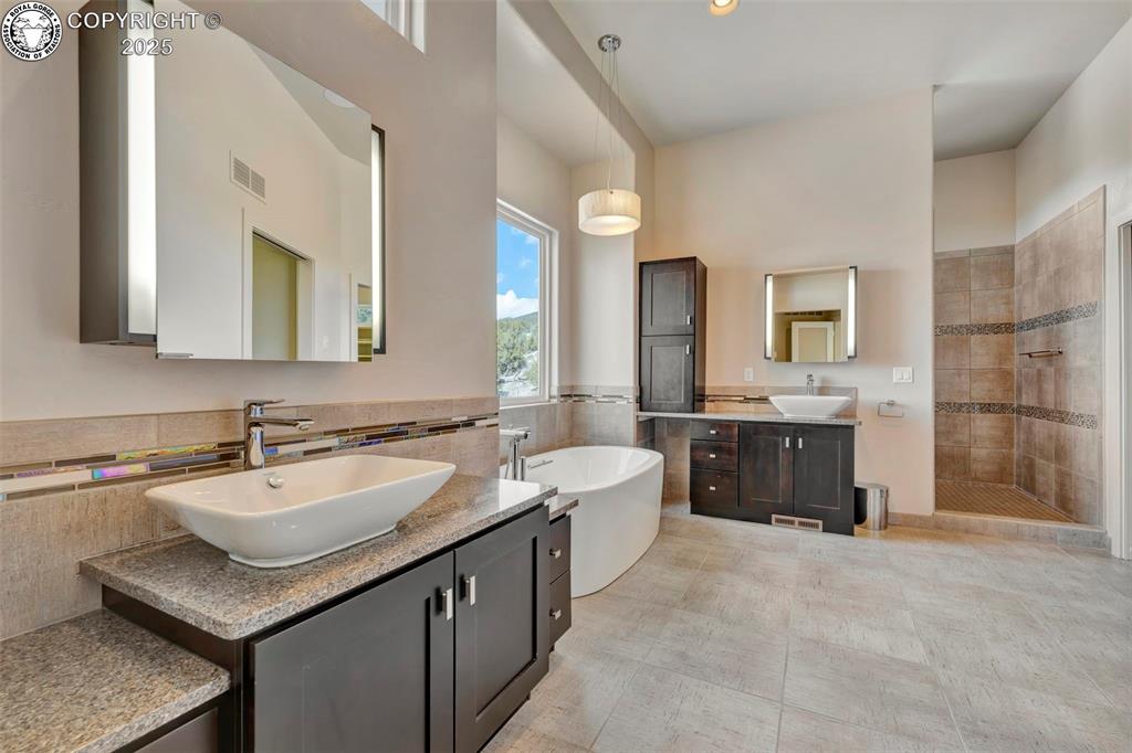 Canon City, Colorado 81212, United States, 4 Bedrooms Bedrooms, ,3 BathroomsBathrooms,Residential,Pending,8070