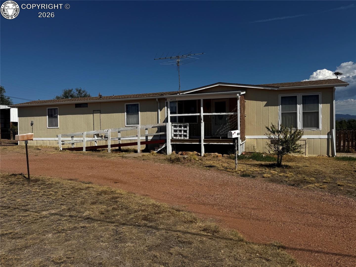 405 Illinois Street - Photo 2
