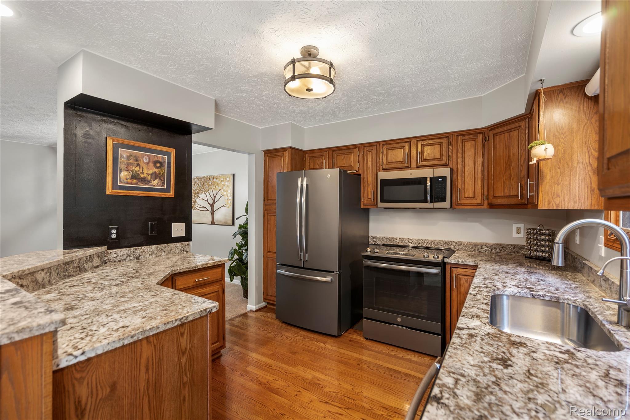 6535 Ridgeview Drive