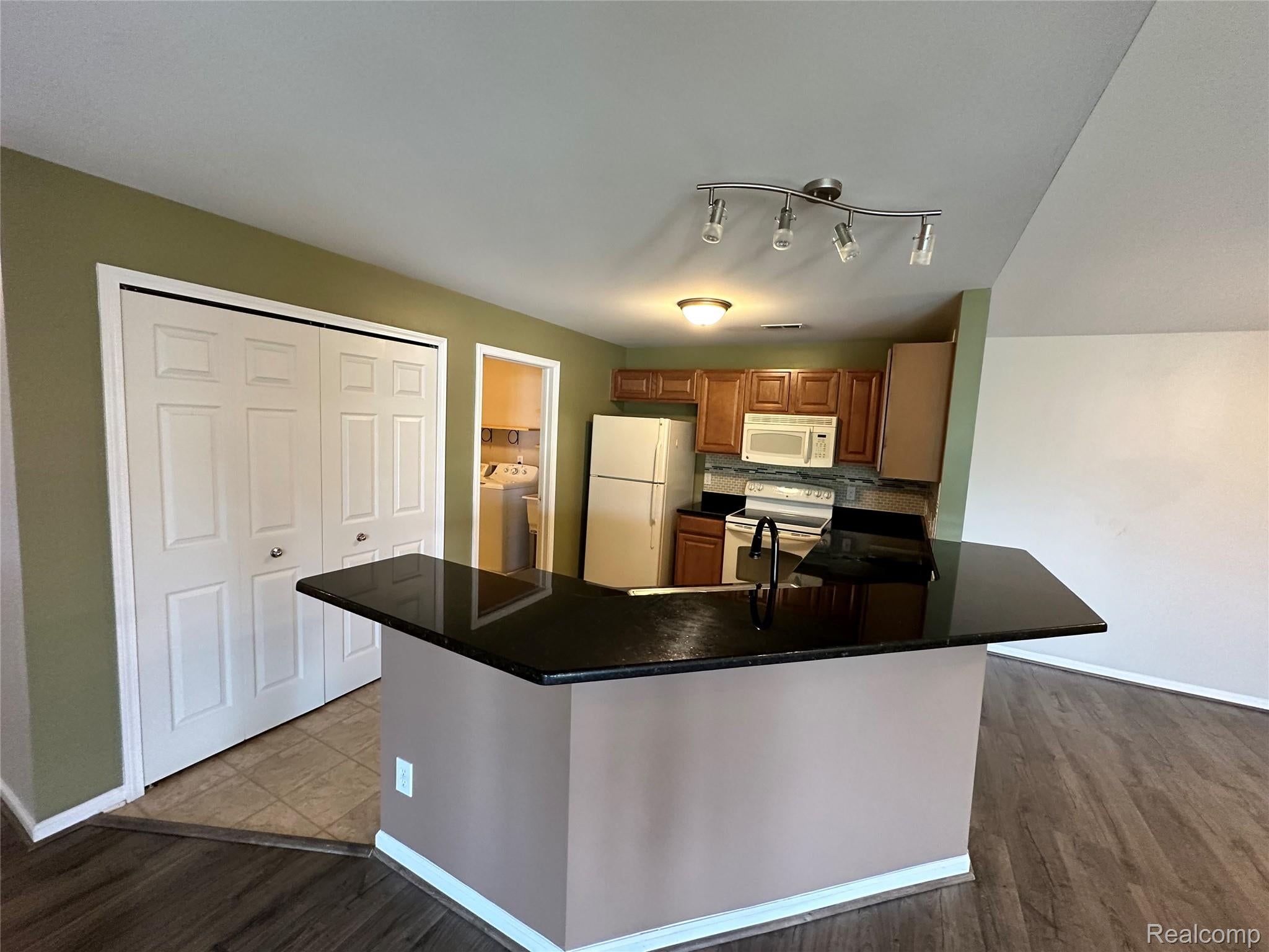 16056 Morningside
