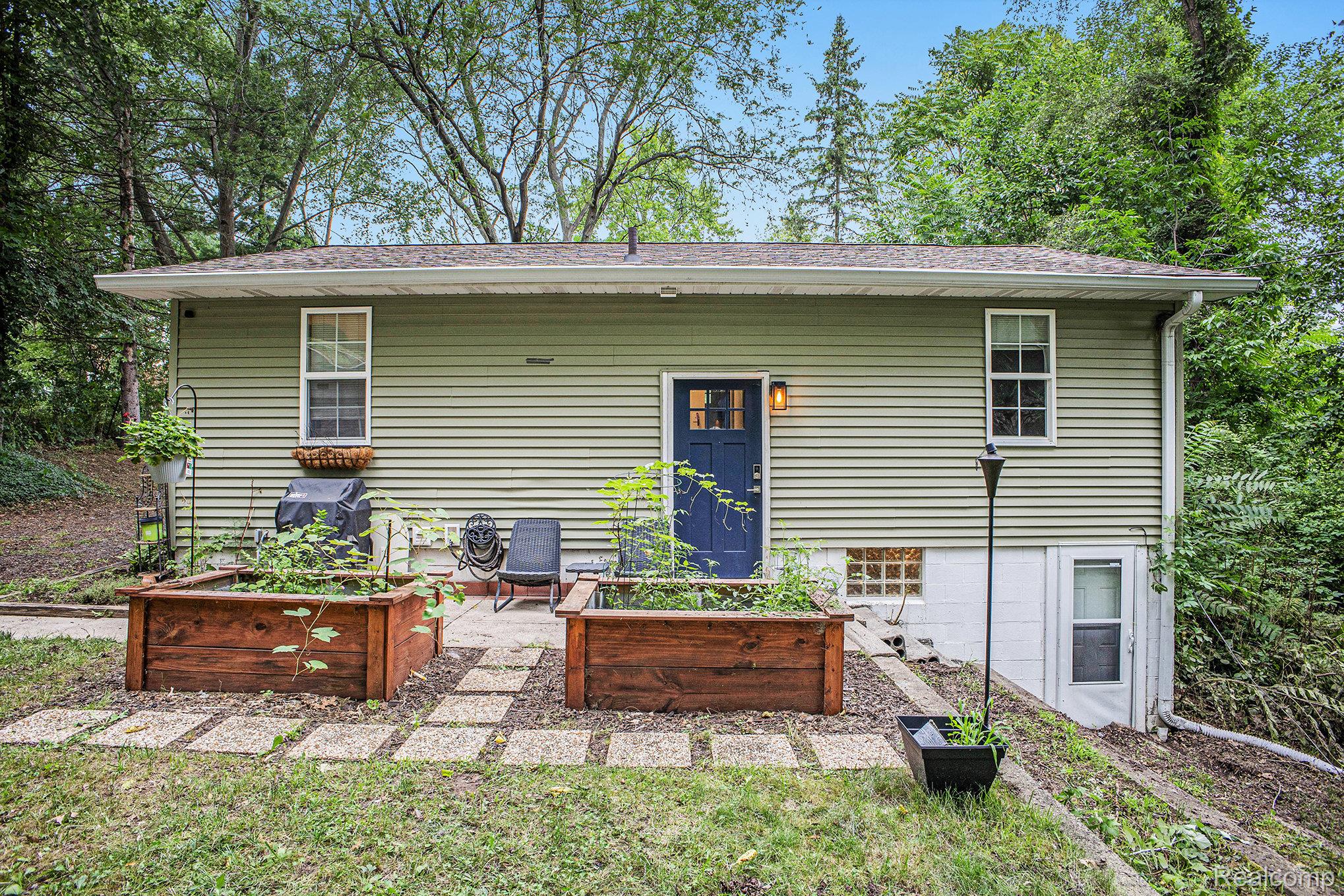 664 E HIGHLAND Road