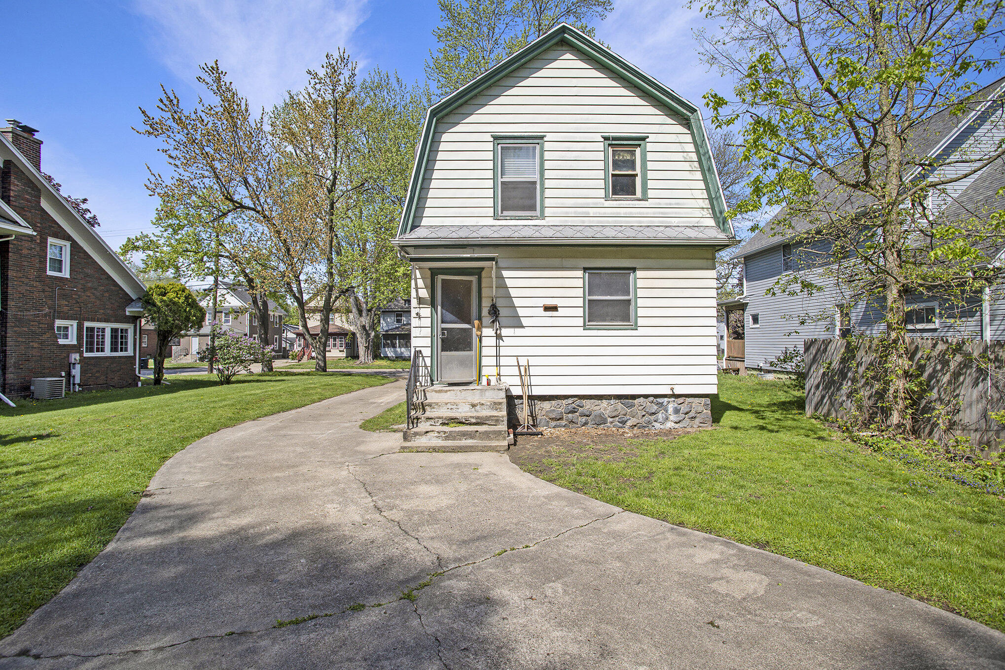 25 East Avenue S