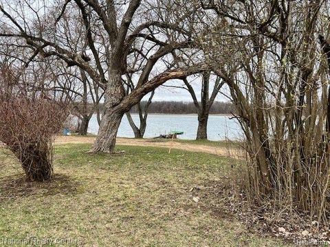 1625 HIGHLAND PARK Drive Highland Charter Township MI 48356