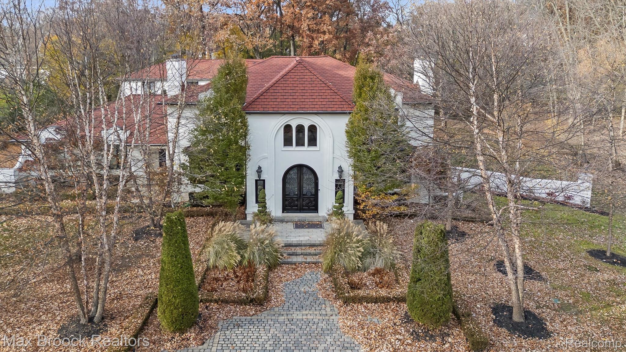 5190 Clarendon Crest Street