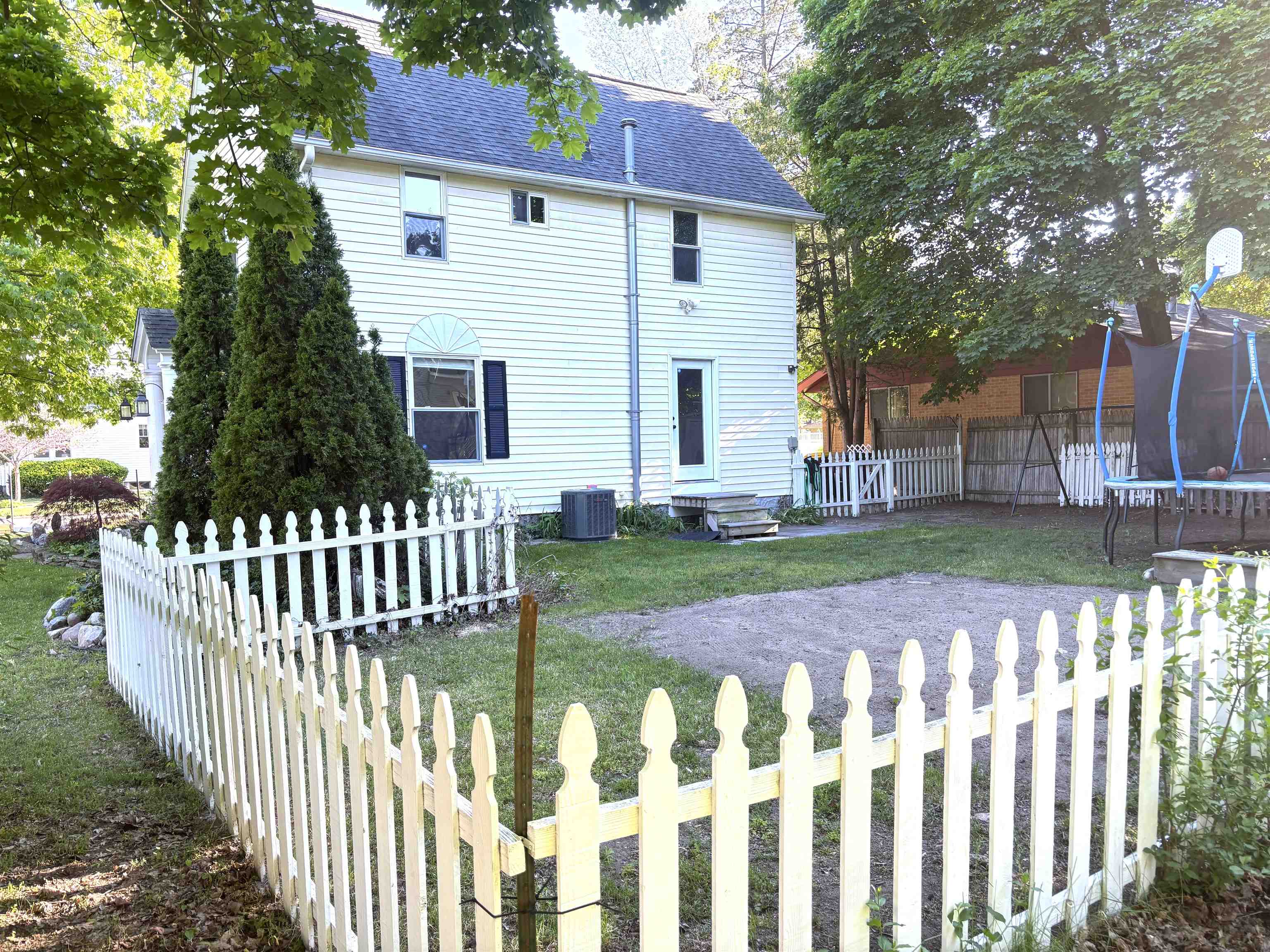 518 S Kinney