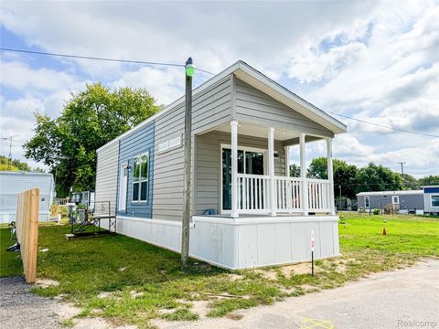 24 Sunset Lane Fenton Charter Township MI 48430