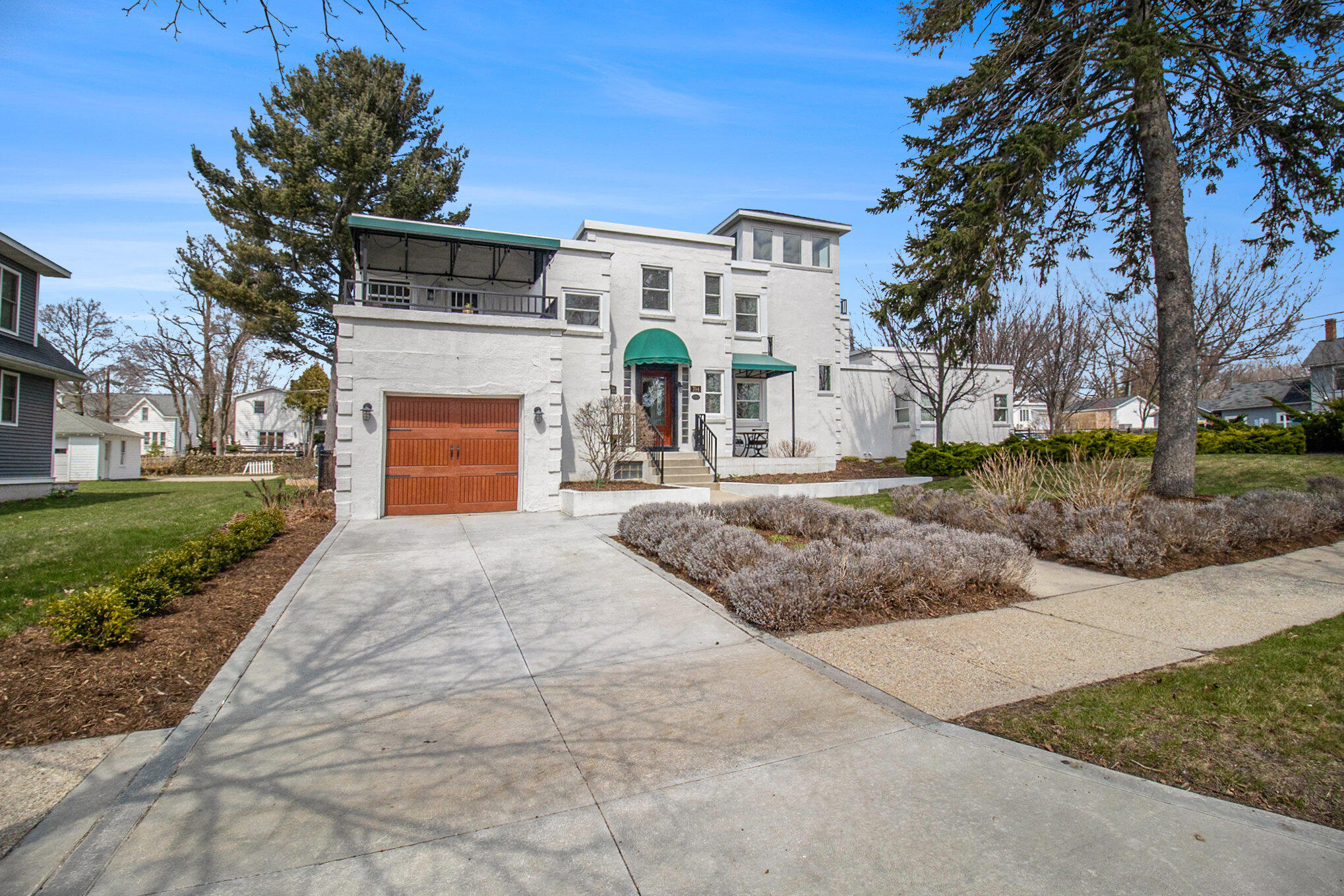 704 W Ludington Ave