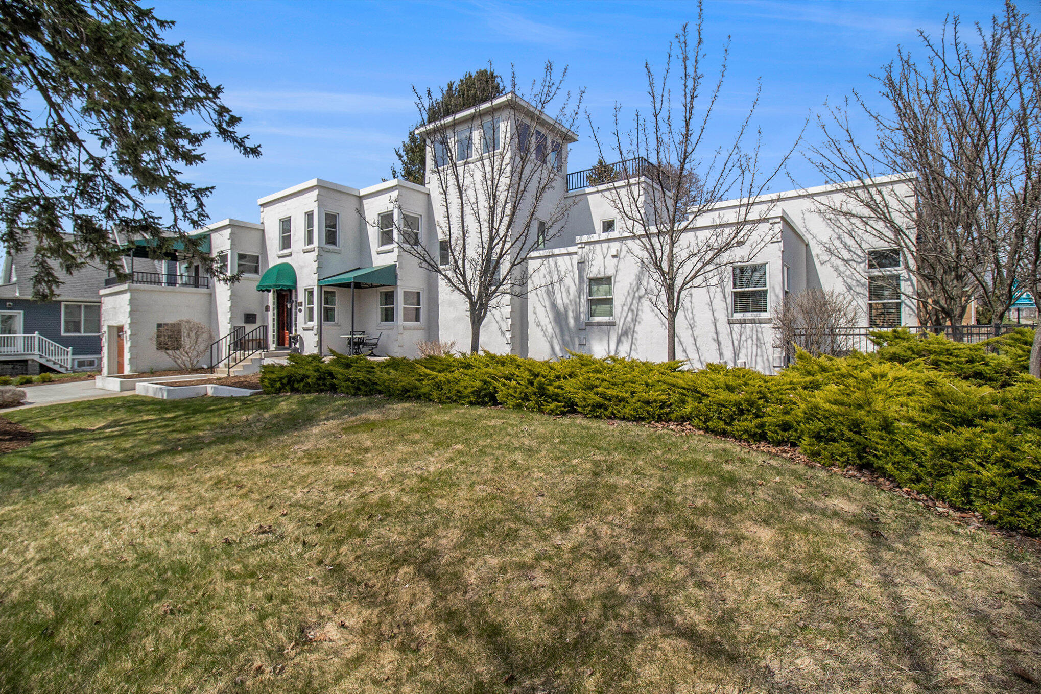 704 W Ludington Ave