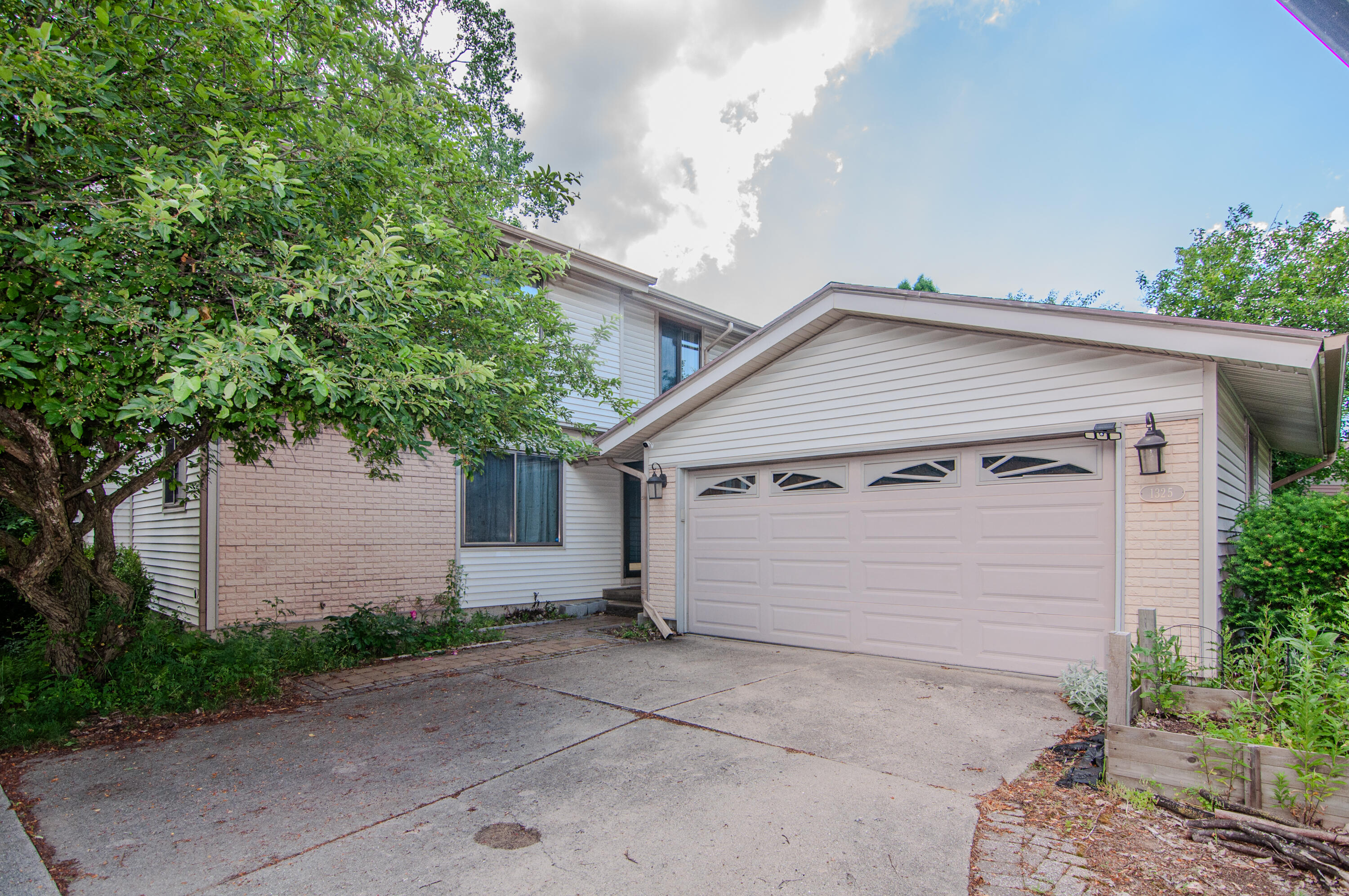 1325 Chartwell Carriage Way S