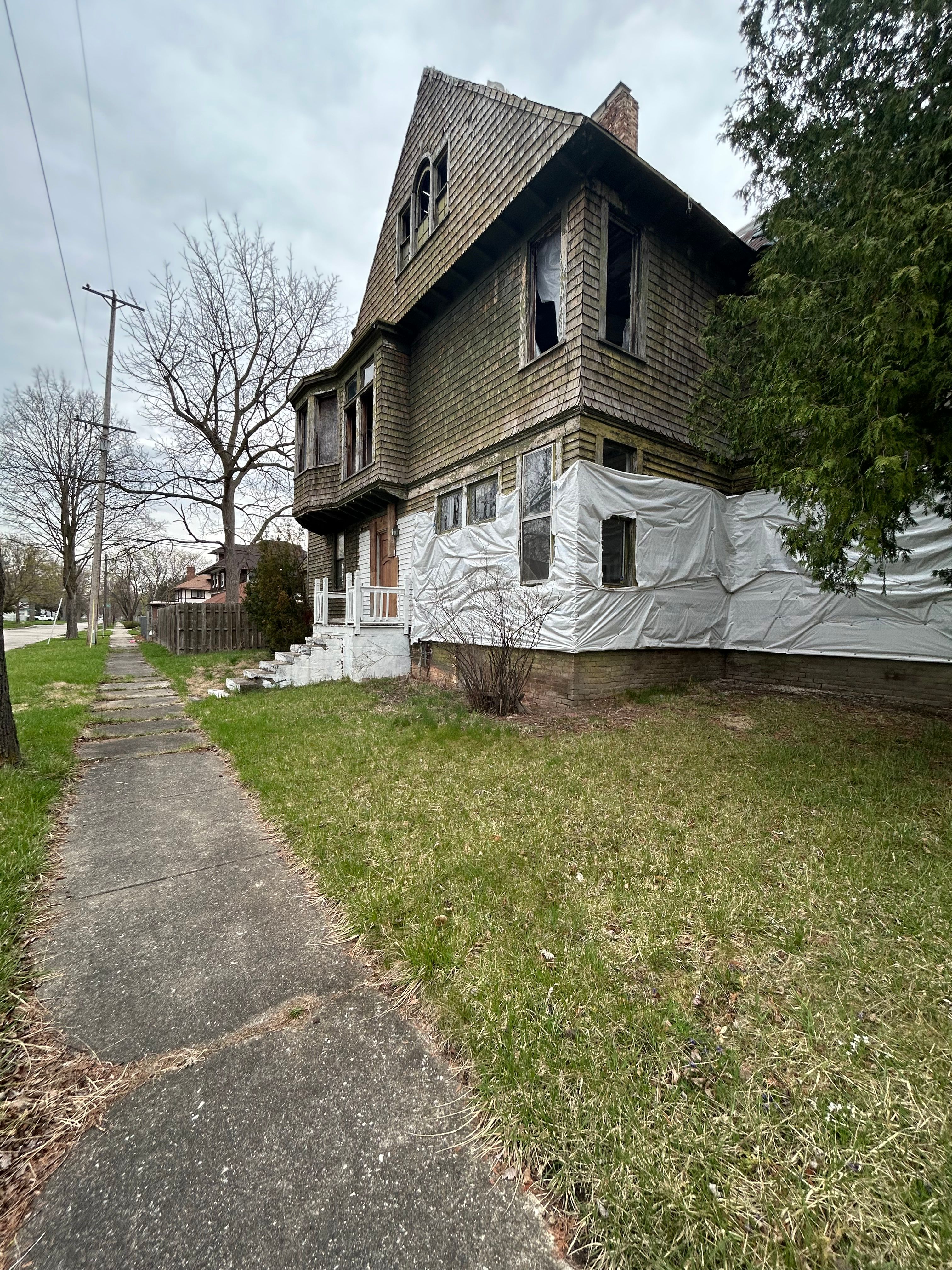 903 E HOLLAND Avenue