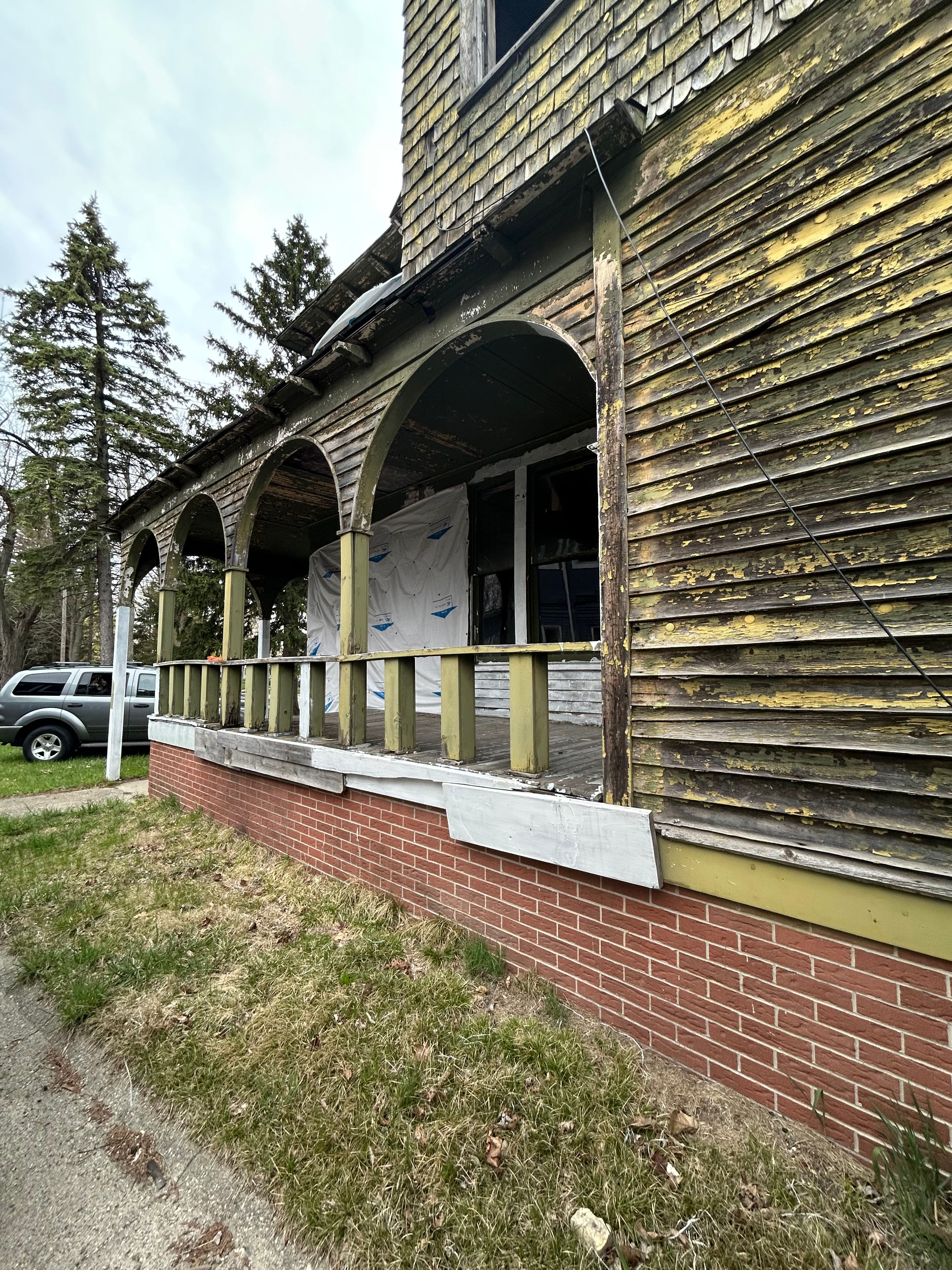903 E HOLLAND Avenue
