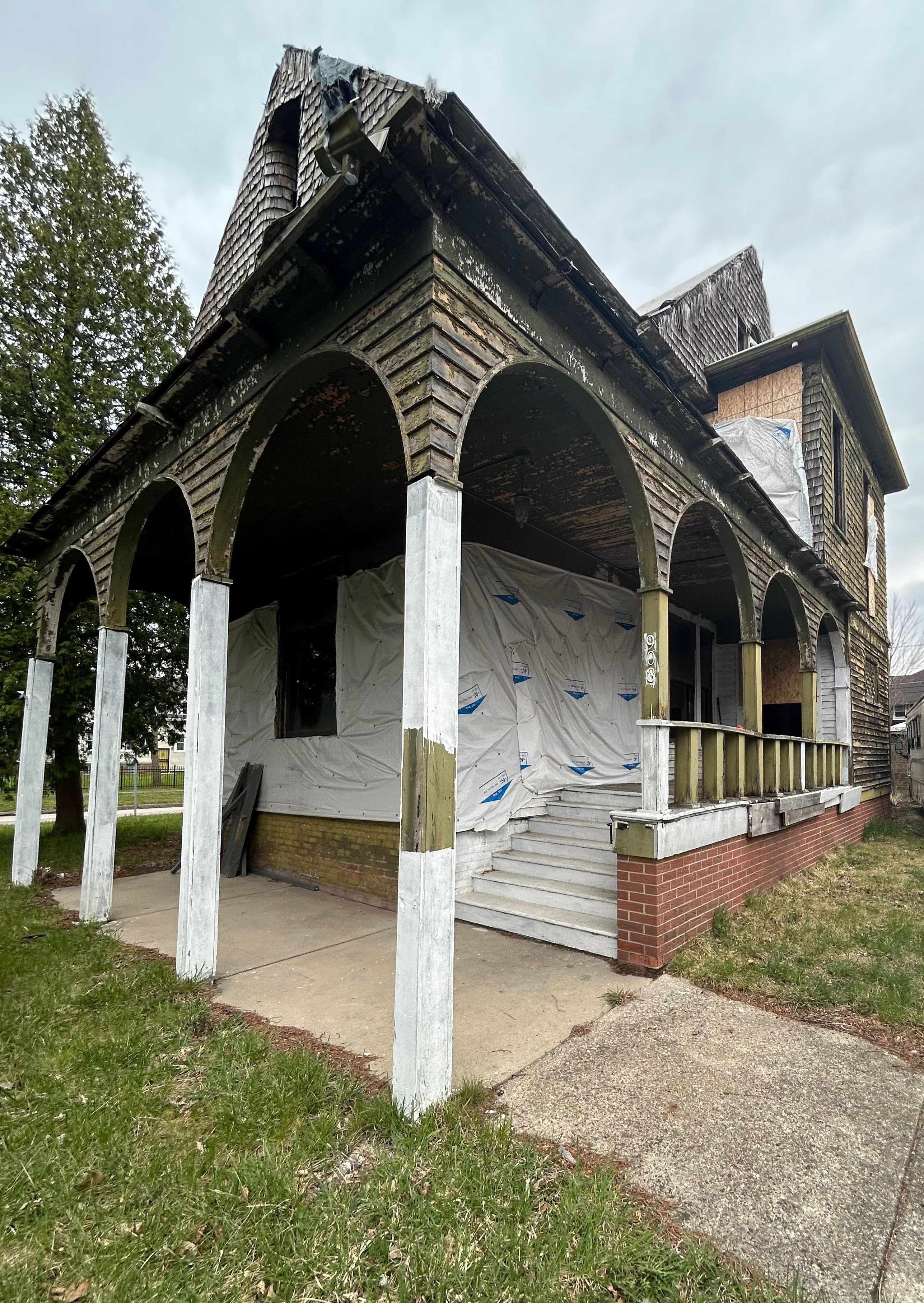 903 E HOLLAND Avenue