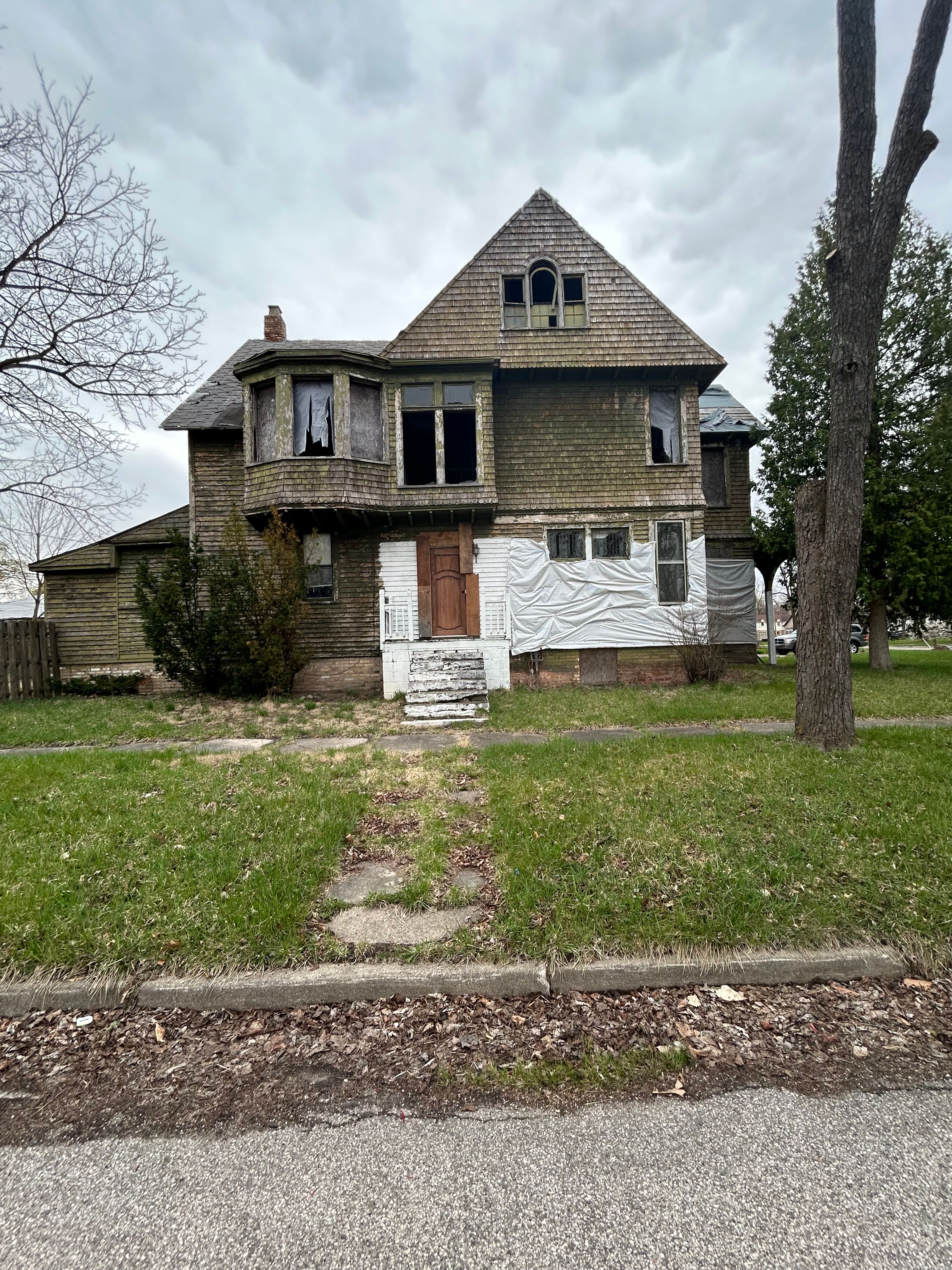 903 E HOLLAND Avenue