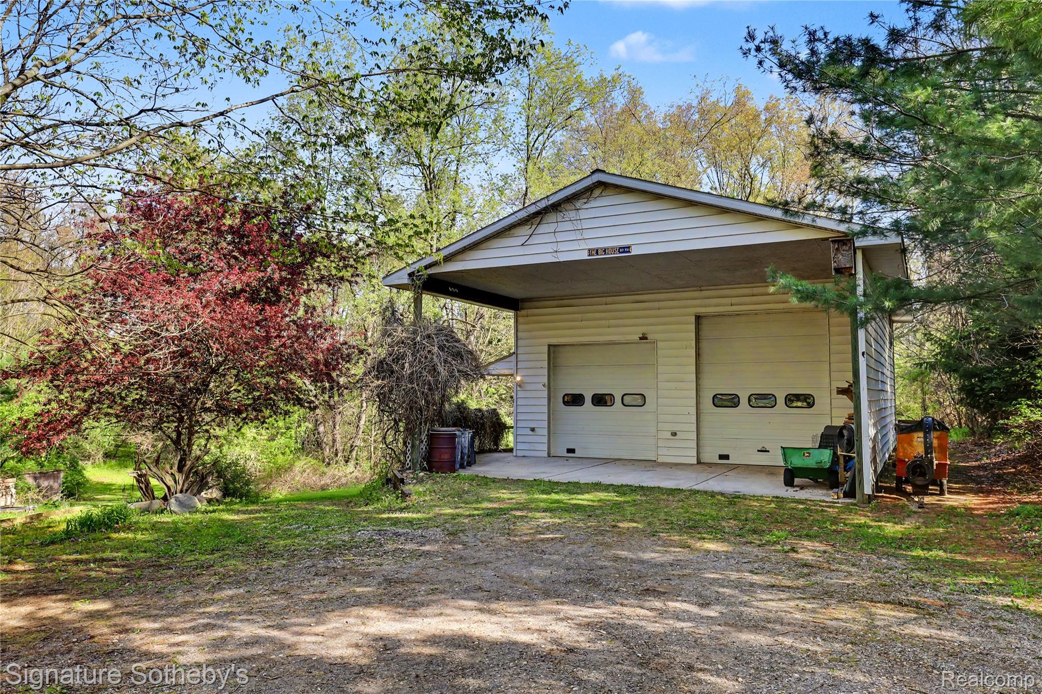 610 W Ellis Avenue