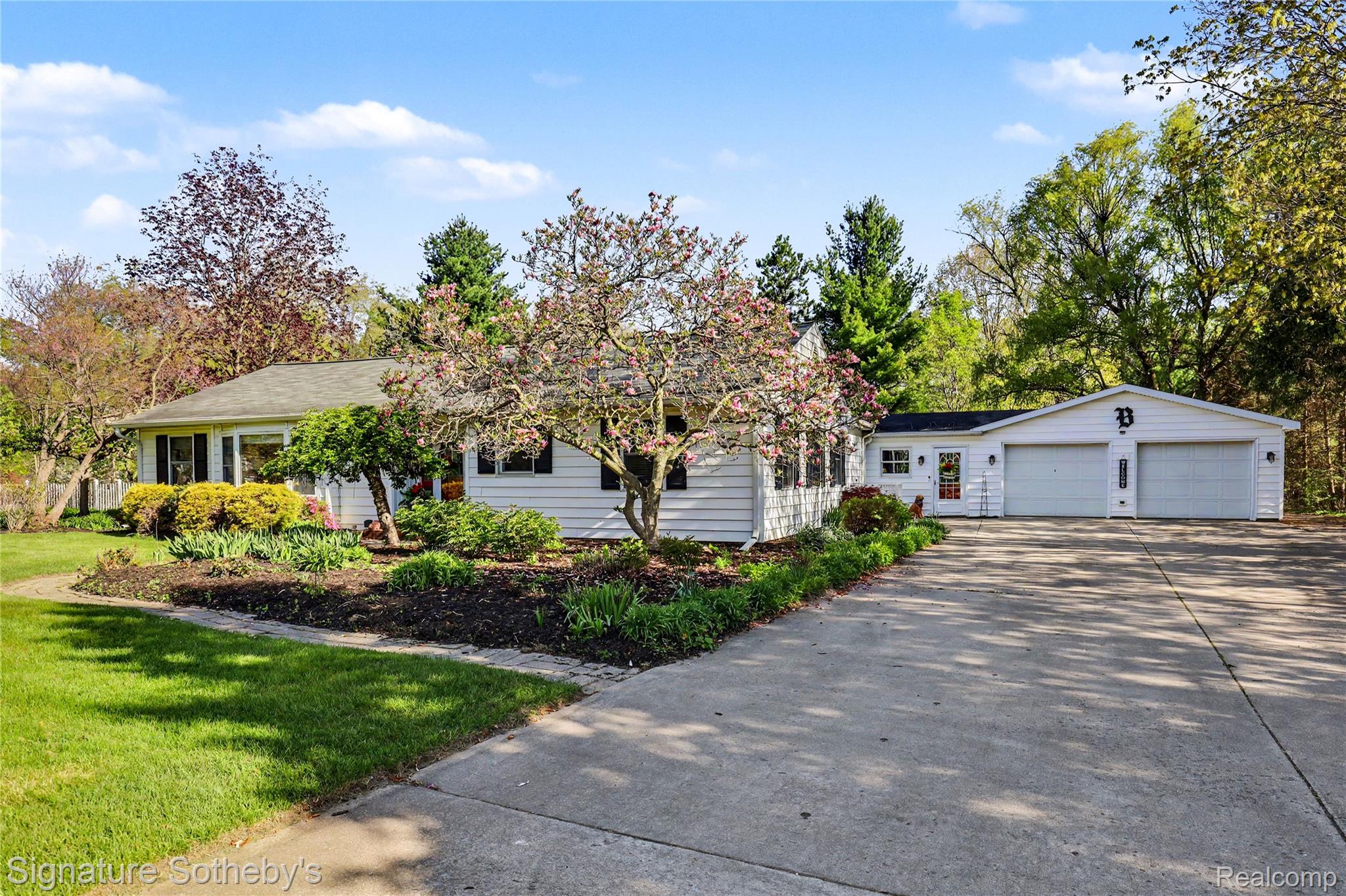 610 W Ellis Avenue