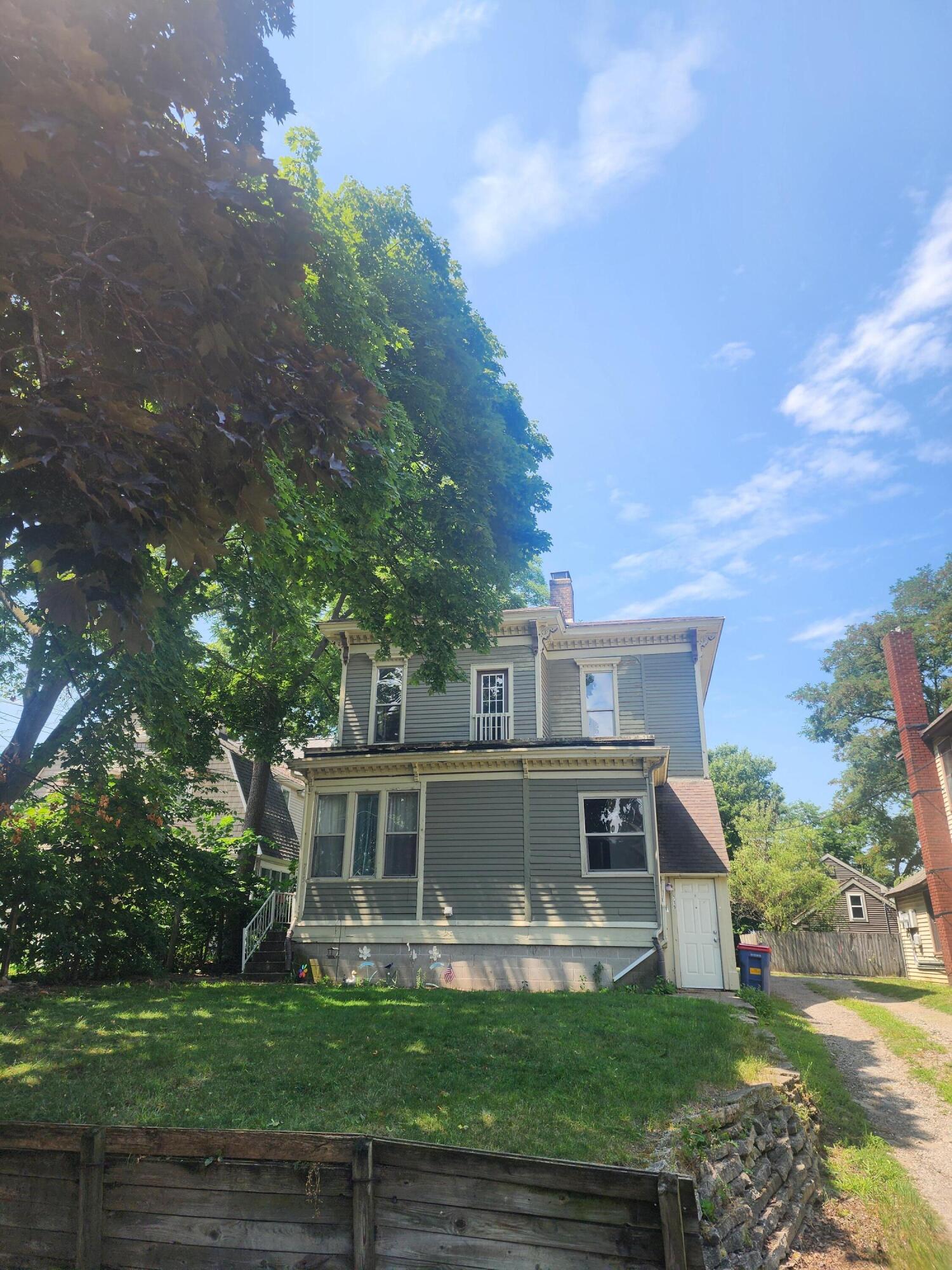 719 Fairview Avenue NE