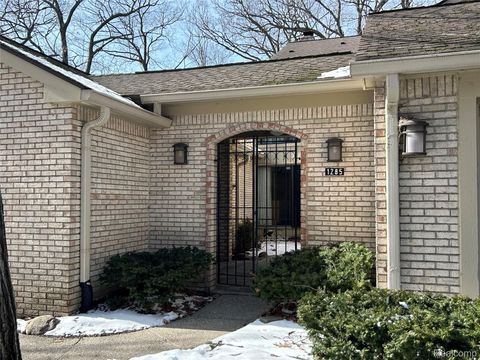 1285 GREENGLEN Court Bloomfield Charter Township MI 48304