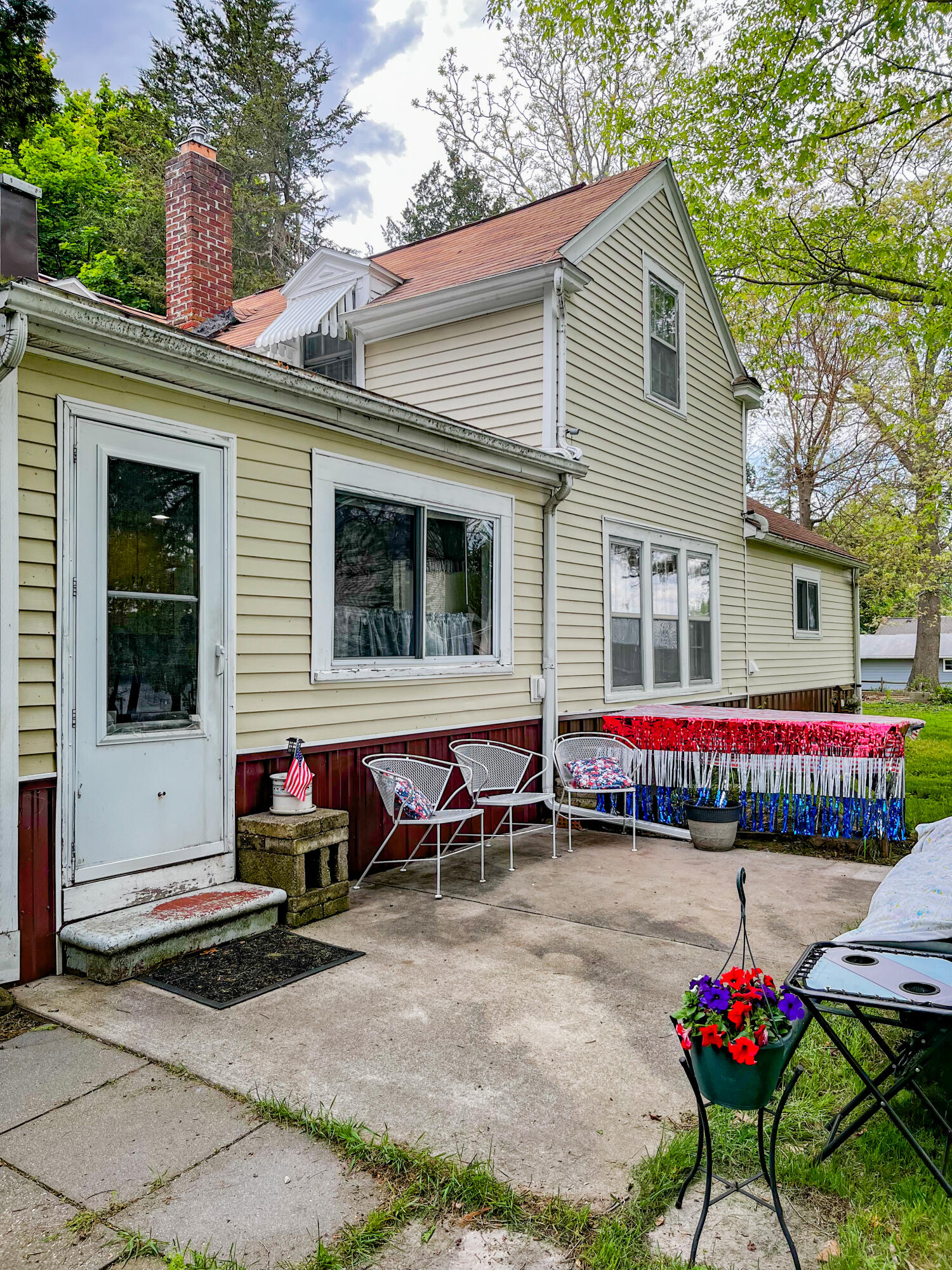 2831 Hemlock Road