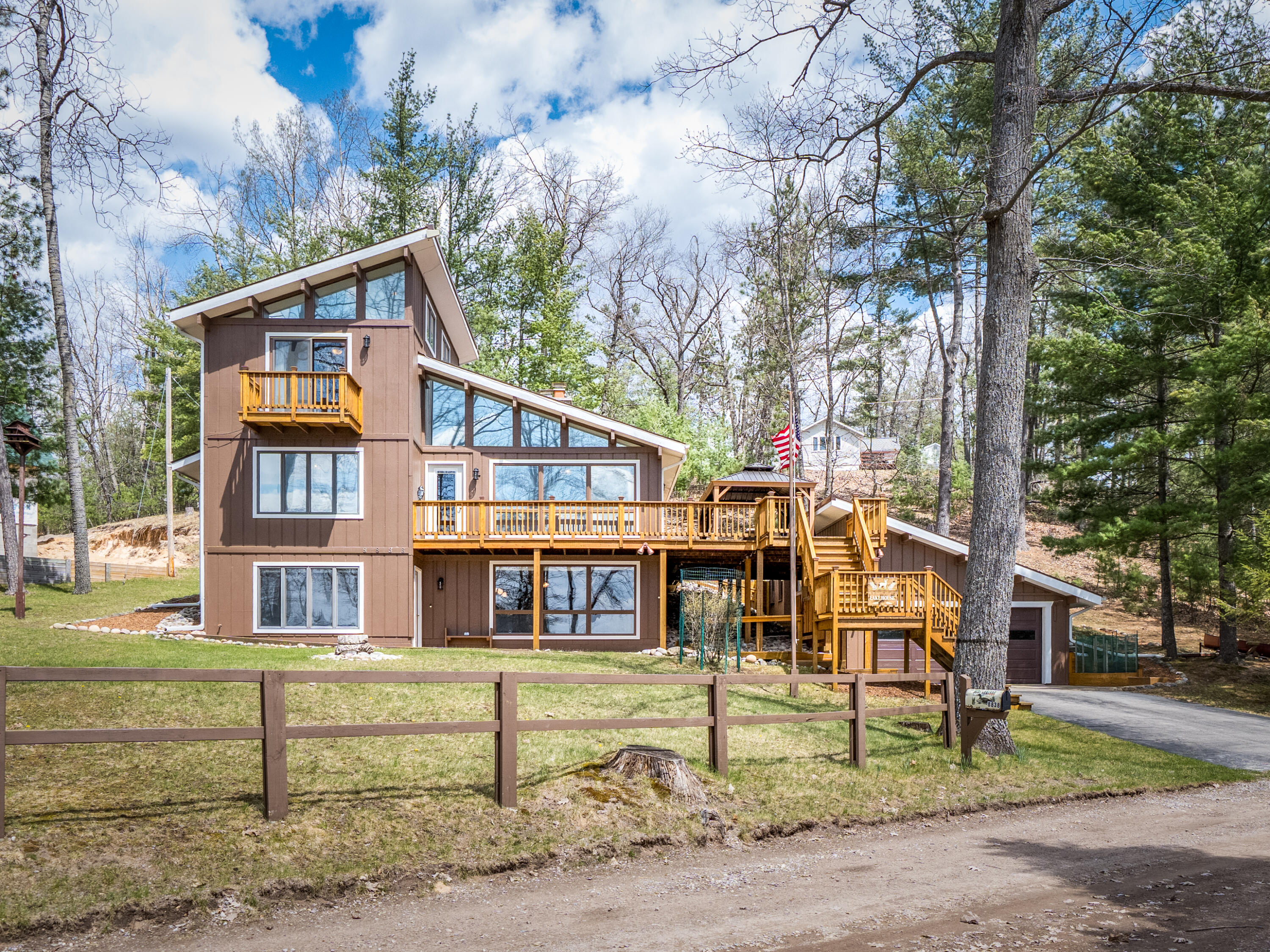 8838 Lakeshore Trail