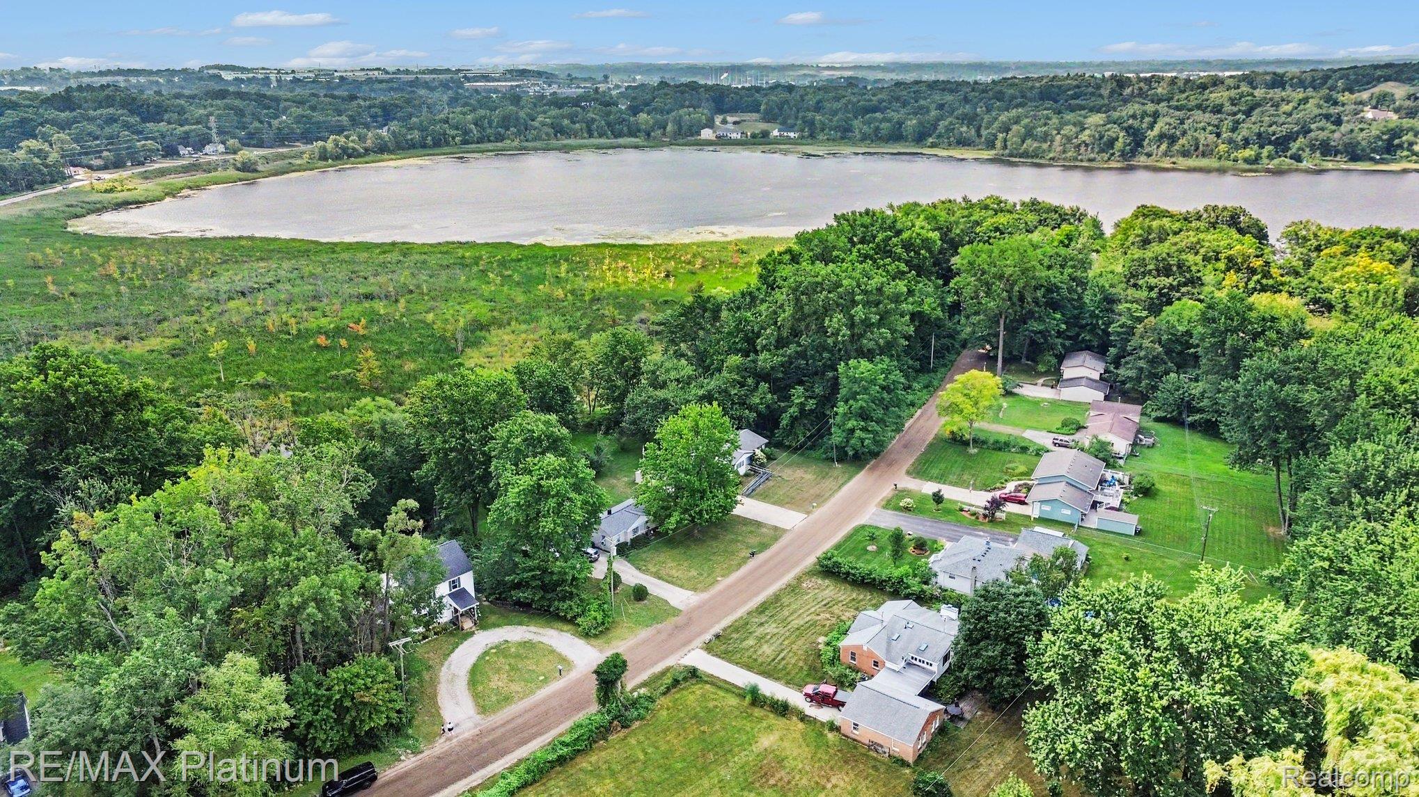 2327 Hammerslea Road