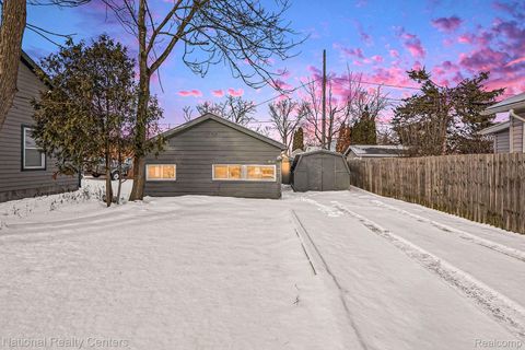 2960 Glenbroke Street Keego Harbor City MI 48320