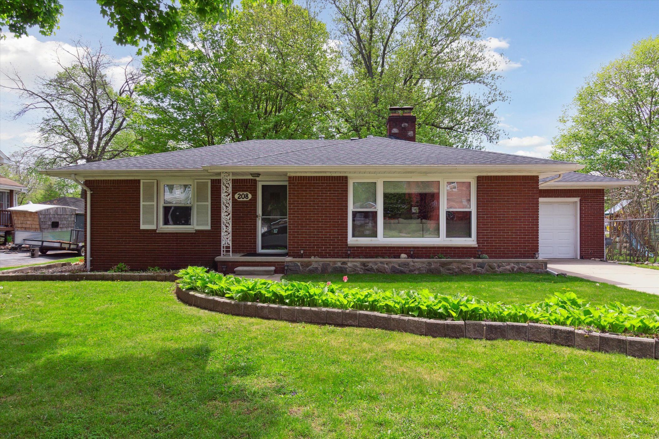 208 E SAINT CLAIR Street