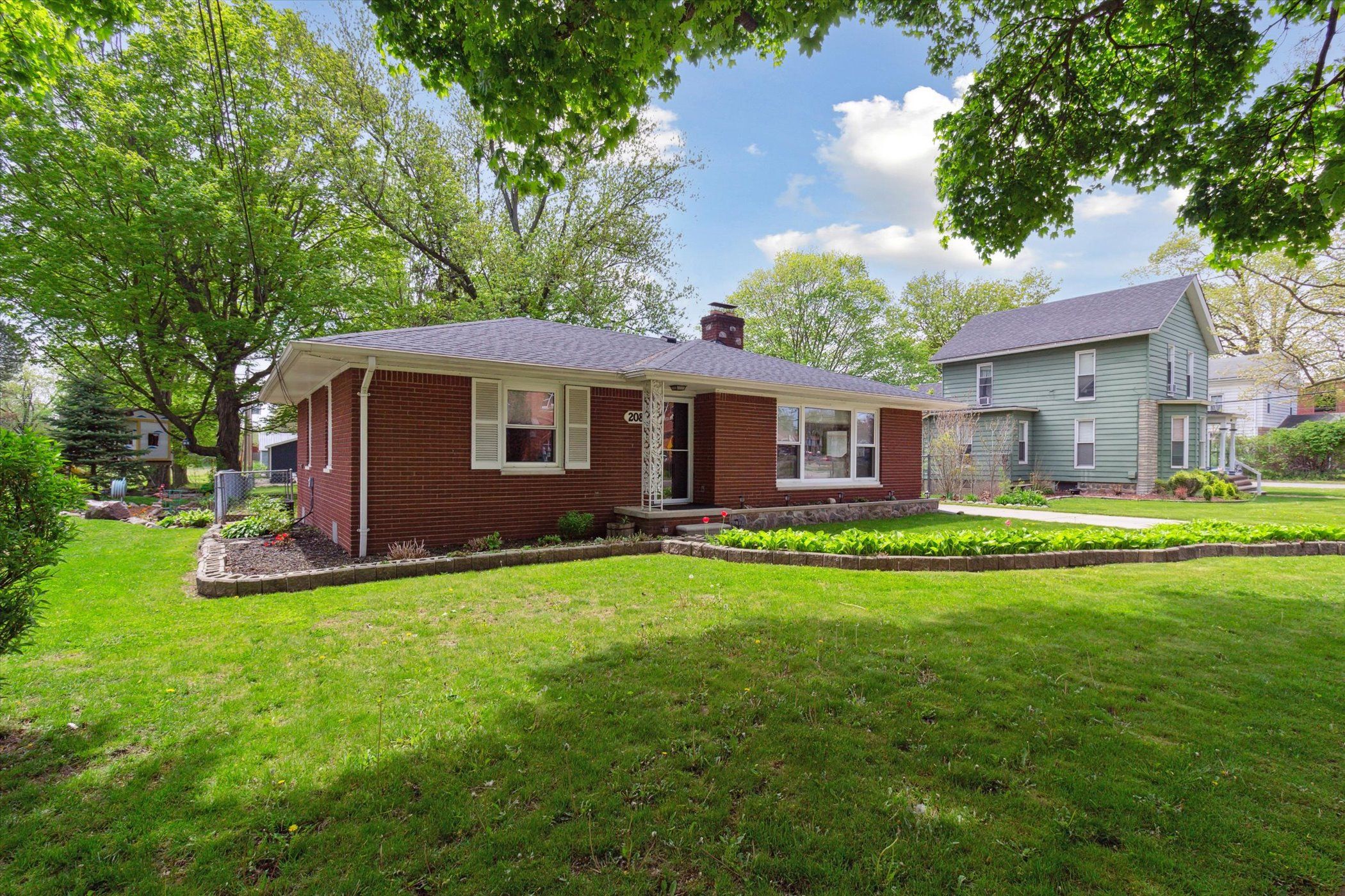 208 E SAINT CLAIR Street