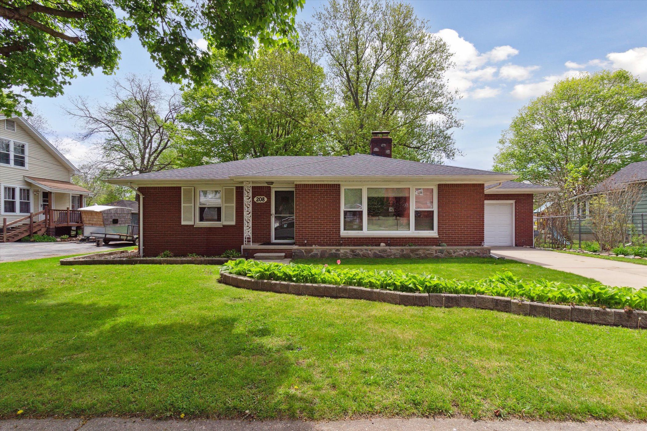208 E SAINT CLAIR Street