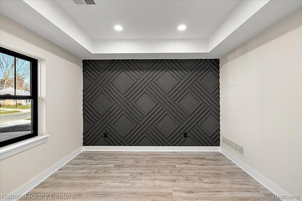 2130 Almont