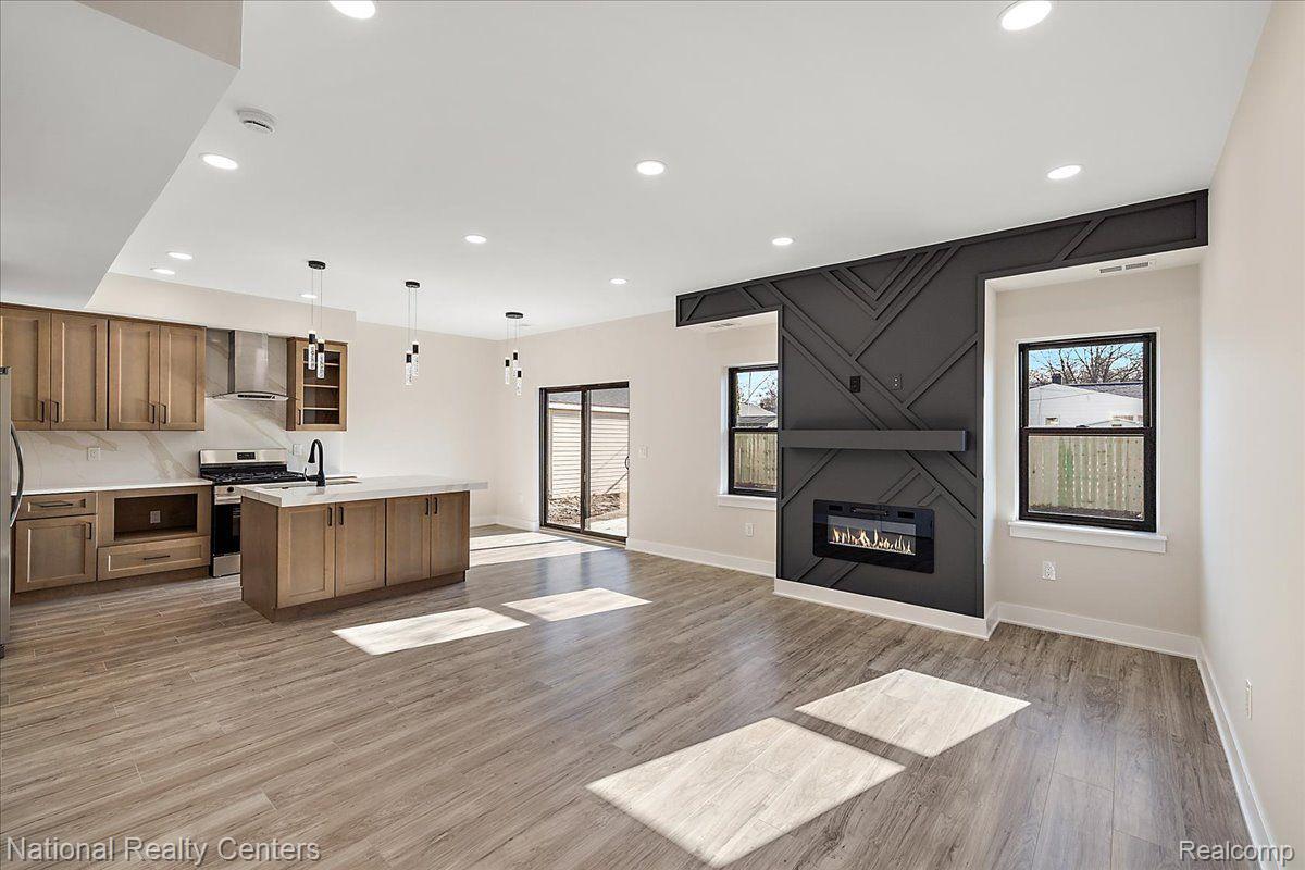 2130 Almont