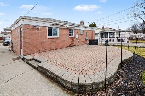 Tiny photo for 15724 E 13 Mile Road, Roseville City, MI 48066 (MLS # 58050201130)