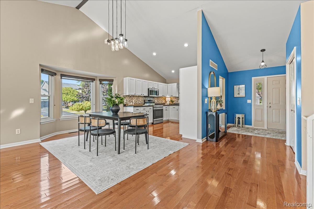 Waterford Charter Township, Michigan 48328, United States, 3 Bedrooms Bedrooms, ,2 BathroomsBathrooms,Residential,Pending,210859